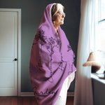 Coperta con cappuccio personalizzata dipinta a mano con fiori di nascita Linea d'arte Accessorio portatile da viaggio per la casa Regalo di compleanno