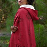 Coperta con cappuccio personalizzata dipinta a mano con fiori di nascita Linea d'arte Accessorio portatile da viaggio per la casa Regalo di compleanno