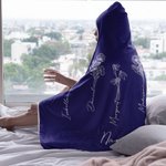 Coperta con cappuccio personalizzata dipinta a mano con fiori di nascita Linea d'arte Accessorio portatile da viaggio per la casa Regalo di compleanno