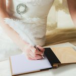 Lot de 2 livrets de vœux de mariage en bois avec nom et fleur de naissance gravés Cadeau de mariage pour les mariés