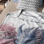 Personalisierte Floral Buch Drache Decke mit Namen weich und warm Lesen Thema Home Dekoration Geburtstagsgeschenk für Leser Drachenliebhaber