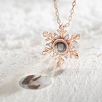 Gepersonaliseerde sneeuwvlok projectie ketting met foto en ik hou van je in 100 talen Verjaardag Valentijnsdag cadeau voor haar