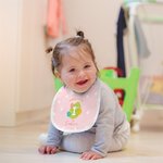 Bavaglino regolabile personalizzato per la prima Pasqua con nome ed elementi di uova di coniglio, accessorio impermeabile per l'alimentazione, regalo 