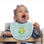 Bavaglino regolabile personalizzato per la prima Pasqua con nome ed elementi di uova di coniglio, accessorio impermeabile per l'alimentazione, regalo 