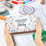 Personalizado al horno cosido con amor por el nombre de grado de alimentos de metal galleta de costura lata grande de almacenamiento de regalo de cumpleaños para la familia