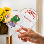 Placa acrílica personalizada con el nombre y los personajes de The Day I Met You Cozy Bed Design Heart Anniversary Gift for Couple