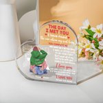 Placa acrílica personalizada con el nombre y los personajes de The Day I Met You Cozy Bed Design Heart Anniversary Gift for Couple