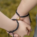 Henkilökohtainen sydämen muotoinen magneettinen Matching säädettävä punottu rannekoru kaiverrettu Initials Set of 2 Syntymäpäivä Ystävänpäivä lahja pa