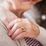 Bague Personnalisée avec 1-9 Pierres de Naissance Carées et Noms Gravés Bijoux d'Argent pour Famille Couple Cadeau Anniversaire Fête