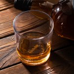 Personalisiertes 295 ml Whiskyglas im Ringinschrift-Design auf Schwarze Sprache mit Eingraviertem Namen Oktoberfest Geschenk für Tolkiens Fans