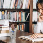 Gepersonaliseerde Just A Girl Who Loves Books 20oz Tumbler Verjaardagscadeau voor boekenliefhebbers