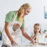 Delantal de cocina personalizado con flores de nacimiento, bolsillo y nombre Tema de jardín Menaje de cocina Regalo de inauguración de la casa Regalo 