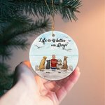 Gepersonaliseerd Leven is Beter met een Hond Rond Keramisch Ornament met Zeemeeuw Achtergrond Kerst Verjaardagscadeau voor Hondenliefhebber