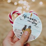 Gepersonaliseerd Leven is Beter met een Hond Rond Keramisch Ornament met Zeemeeuw Achtergrond Kerst Verjaardagscadeau voor Hondenliefhebber