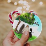 Personlig Life is Better with Fur Baby Rund keramisk prydnad med grön glasbakgrund Julklapp för hundälskare