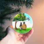 Personlig Life is Better with Fur Baby Rund keramisk prydnad med grön glasbakgrund Julklapp för hundälskare