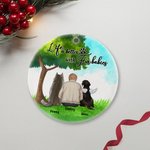 Personlig Life is Better with Fur Baby Rund keramisk prydnad med grön glasbakgrund Julklapp för hundälskare