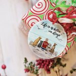 Gepersonaliseerd Leven is Beter met een Hond Rond Keramisch Ornament met Zeemeeuw Achtergrond Kerst Verjaardagscadeau voor Hondenliefhebber