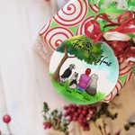 Personlig Forever in My Heart Rund keramisk prydnad med grön glasbakgrund Julklapp för hundälskare