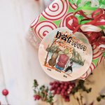 Gepersonaliseerde hond mam of hond pap ronde keramische ornament met rood esdoornblad achtergrond kerst verjaardagscadeau voor hondenliefhebber