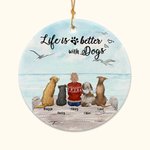 Gepersonaliseerd Leven is Beter met een Hond Rond Keramisch Ornament met Zeemeeuw Achtergrond Kerst Verjaardagscadeau voor Hondenliefhebber