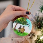 Personlig Life is Better with Fur Baby Rund keramisk prydnad med grön glasbakgrund Julklapp för hundälskare