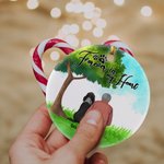 Personlig Forever in My Heart Rund keramisk prydnad med grön glasbakgrund Julklapp för hundälskare