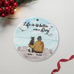 Gepersonaliseerd Leven is Beter met een Hond Rond Keramisch Ornament met Zeemeeuw Achtergrond Kerst Verjaardagscadeau voor Hondenliefhebber