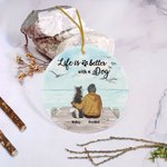 Gepersonaliseerd Leven is Beter met een Hond Rond Keramisch Ornament met Zeemeeuw Achtergrond Kerst Verjaardagscadeau voor Hondenliefhebber