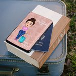 Personalisierte Multicolor Let The Adventure Begins Passport Cover mit Namen Geburtstag Geschenk für Paar