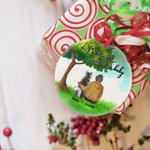 Personlig Life is Better with Fur Baby Rund keramisk prydnad med grön glasbakgrund Julklapp för hundälskare