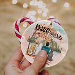 Gepersonaliseerde hond mam of hond pap ronde keramische ornament met rood esdoornblad achtergrond kerst verjaardagscadeau voor hondenliefhebber