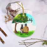 Personlig Life is Better with Fur Baby Rund keramisk prydnad med grön glasbakgrund Julklapp för hundälskare