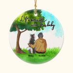 Personlig Life is Better with Fur Baby Rund keramisk prydnad med grön glasbakgrund Julklapp för hundälskare