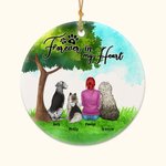 Personlig Forever in My Heart Rund keramisk prydnad med grön glasbakgrund Julklapp för hundälskare