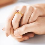 Anillo personalizado con piedra de nacimiento en forma de corazón zirconia y texto grabado regalo para el Día de la Madre o San Valentín para ella