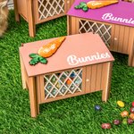 Personlig handgjord påskhare i trä med morotsmönster och namn Påskäggsjakt Present till barn