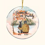 Personalizzato La vita è migliore con il bambino di pelliccia Ornamento da appendere in acrilico rotondo con sfondo di foglie d'acero rosse Regalo di 