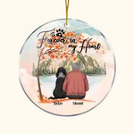 Gepersonaliseerd Forever in My Heart Rond Acryl Hangend Ornament met Rode Esdoornbladeren Achtergrond Kerst Verjaardagscadeau voor Hondenliefhebber
