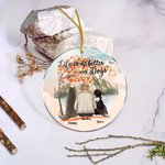 Gepersonaliseerd Leven is Beter met een Hond Rond Acryl Hangend Ornament met Rode Esdoornbladeren Achtergrond Kerstverjaardagscadeau voor Hondenliefhe