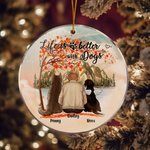 Gepersonaliseerd Leven is Beter met een Hond Rond Acryl Hangend Ornament met Rode Esdoornbladeren Achtergrond Kerstverjaardagscadeau voor Hondenliefhe