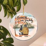 Personalizzato La vita è migliore con il bambino di pelliccia Ornamento da appendere in acrilico rotondo con sfondo di foglie d'acero rosse Regalo di 