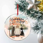 Gepersonaliseerd Leven is Beter met een Hond Rond Acryl Hangend Ornament met Rode Esdoornbladeren Achtergrond Kerstverjaardagscadeau voor Hondenliefhe