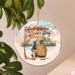 Gepersonaliseerd Leven is Beter met een Hond Rond Acryl Hangend Ornament met Rode Esdoornbladeren Achtergrond Kerstverjaardagscadeau voor Hondenliefhe