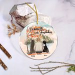 Personalizzato La vita è migliore con il bambino di pelliccia Ornamento da appendere in acrilico rotondo con sfondo di foglie d'acero rosse Regalo di 