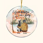 Gepersonaliseerd Leven is Beter met een Hond Rond Acryl Hangend Ornament met Rode Esdoornbladeren Achtergrond Kerstverjaardagscadeau voor Hondenliefhe