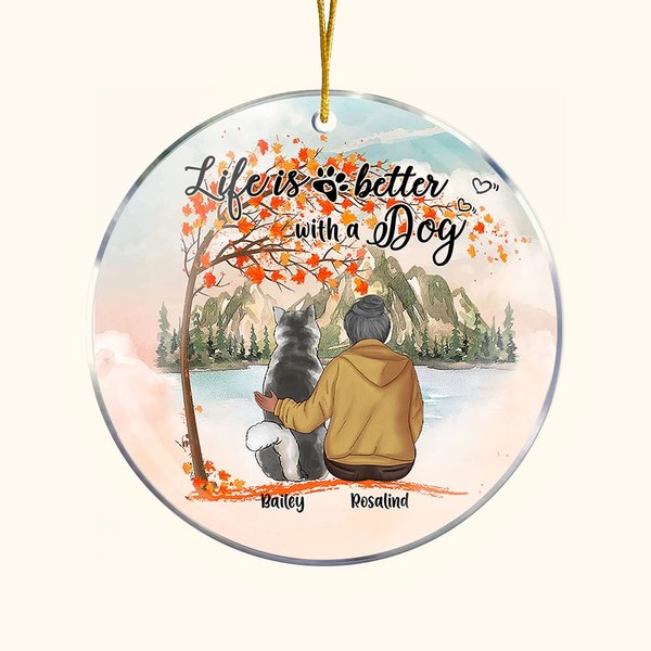 Gepersonaliseerd Leven is Beter met een Hond Rond Acryl Hangend Ornament met Rode Esdoornbladeren Achtergrond Kerstverjaardagscadeau voor Hondenliefhe