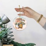 Personalizzato La vita è migliore con il bambino di pelliccia Ornamento da appendere in acrilico rotondo con sfondo di foglie d'acero rosse Regalo di 