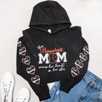 Gepersonaliseerd This Baseball Mom Wear Her Heart On Her Sleeve T-shirt Sweatshirt Hoodie met kindernaam Moederdagcadeau voor mama
