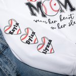 Gepersonaliseerd This Baseball Mom Wear Her Heart On Her Sleeve T-shirt Sweatshirt Hoodie met kindernaam Moederdagcadeau voor mama